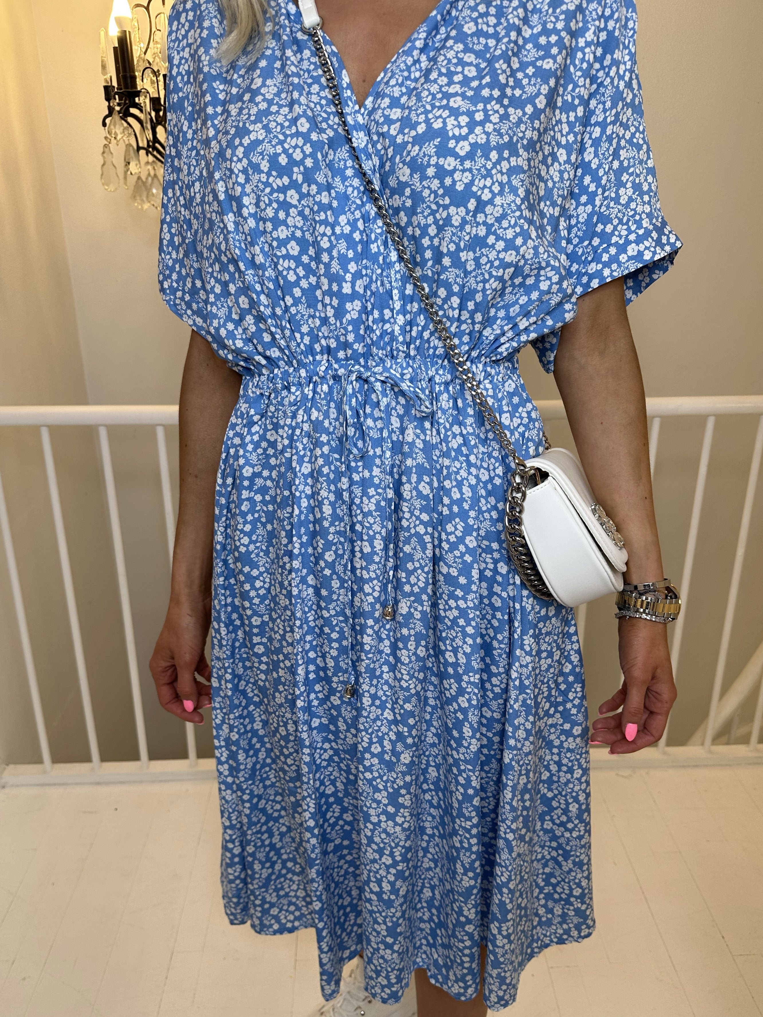 Alicia - Söt viskosklänning med litet blommönster